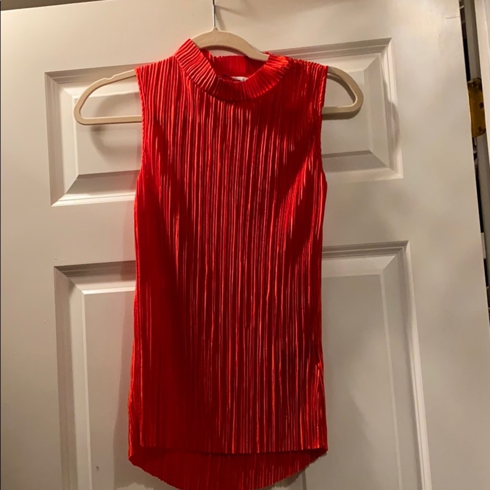 Hm red pleated top